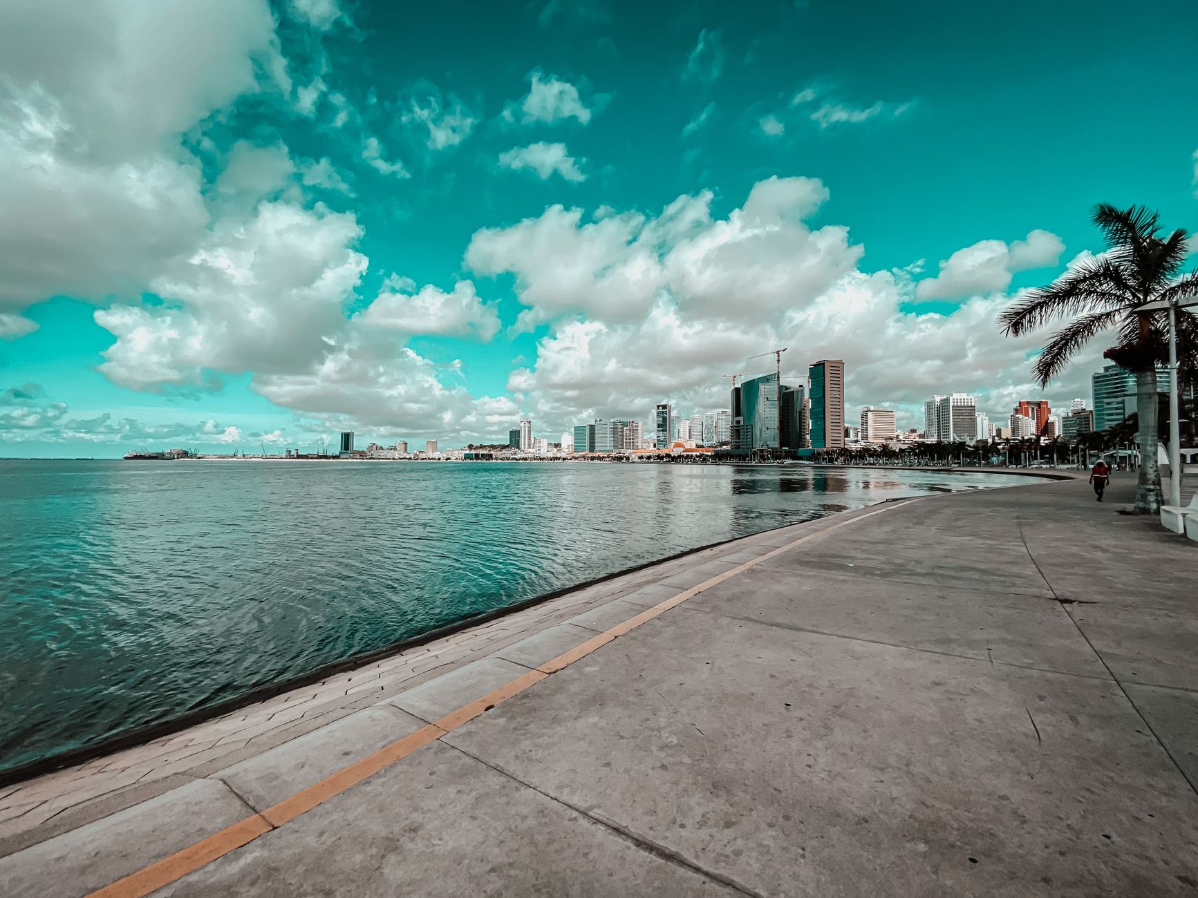 Baía de Luanda com a linha do horizonte da cidade